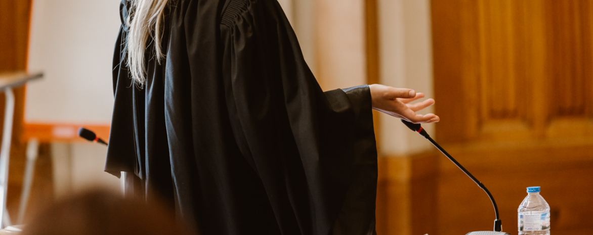 Etudiante en robe d'avocat