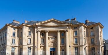 Façade de l'entrée de l'université Paris 2 Panthéon-Assas
